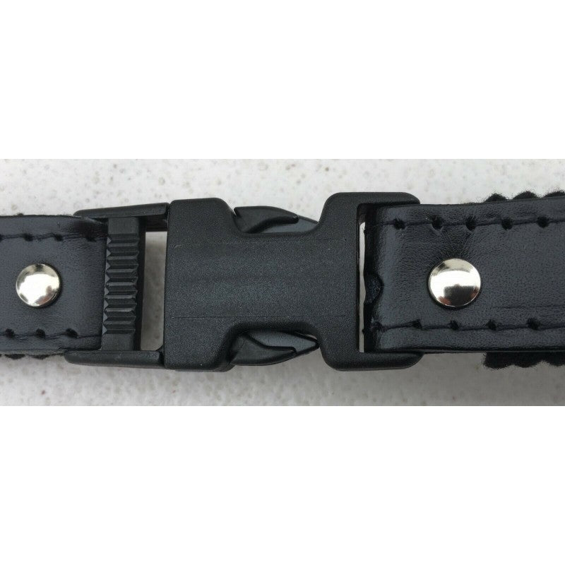 felt lined accordion backstrap in leather  clasp closed