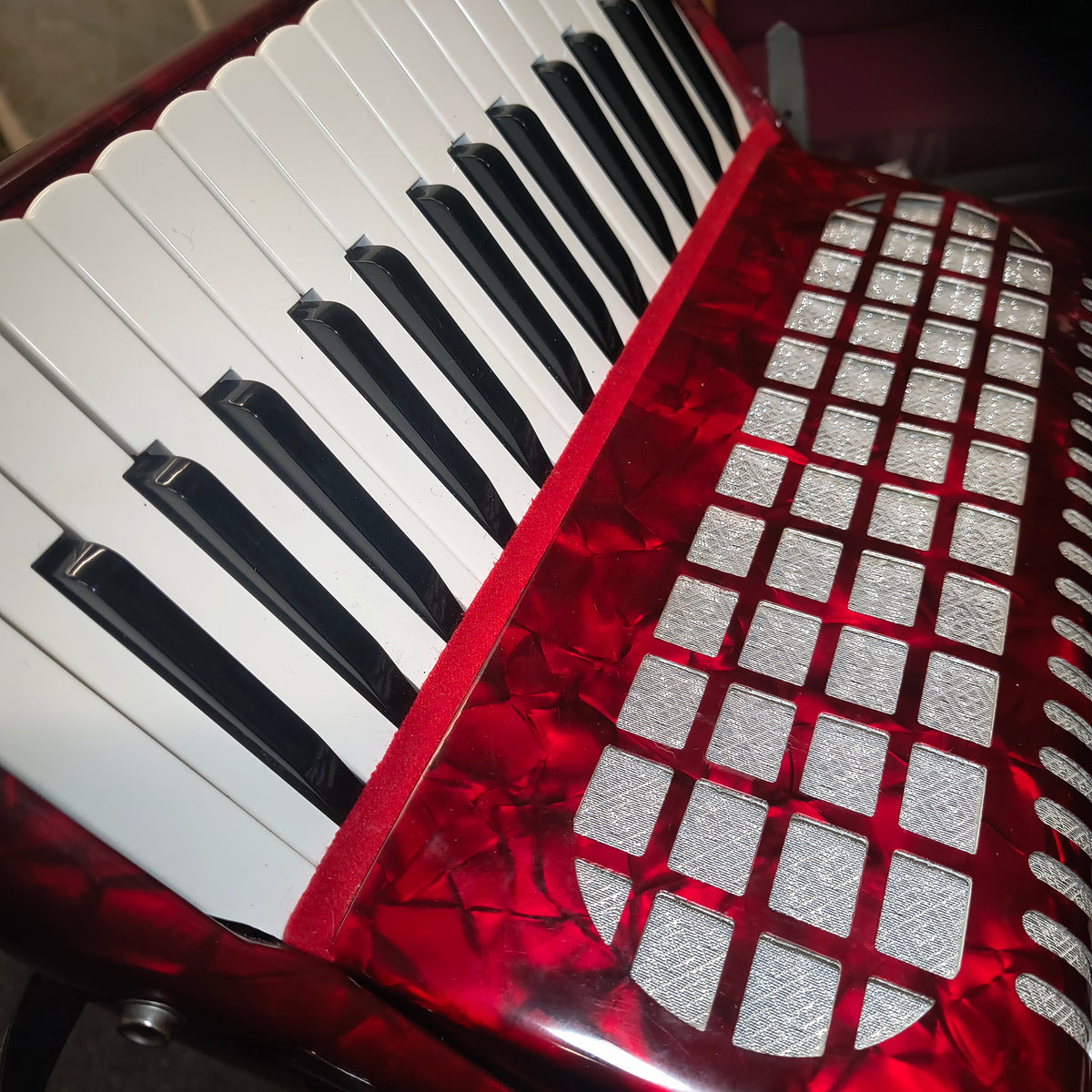 Chanson Piano Accordion 48 Bass (Preloved)